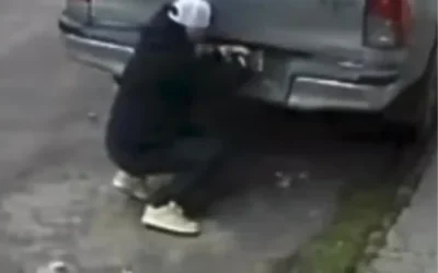 Video: En 20 segundos y a cara descubierta, le roba la patente a una Hilux en el Cruce Varela
